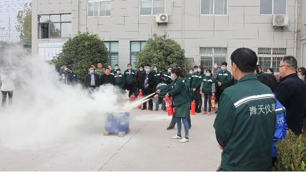国产麻豆免费在线儀（yí）表加強（qiáng）安全意識，全體員工進行消防演練